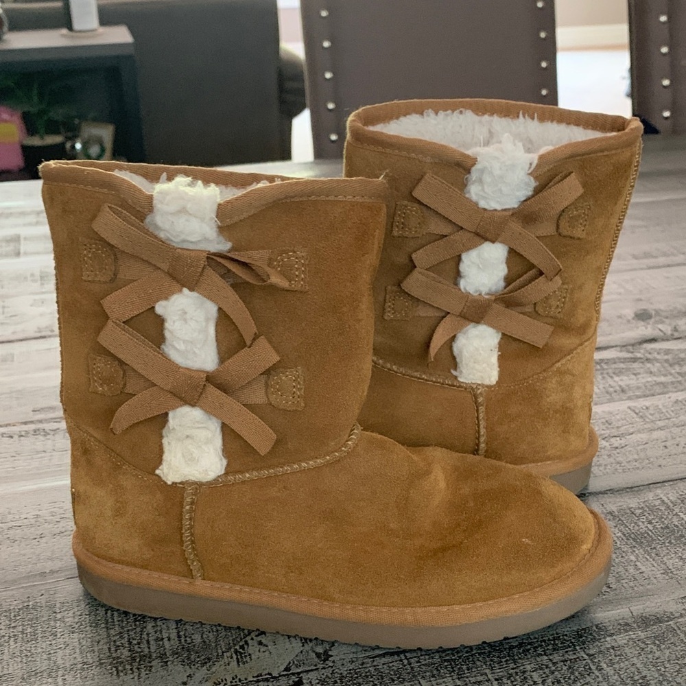 Koolaburra by UGG Tan Suede Boots with Bows, size 4